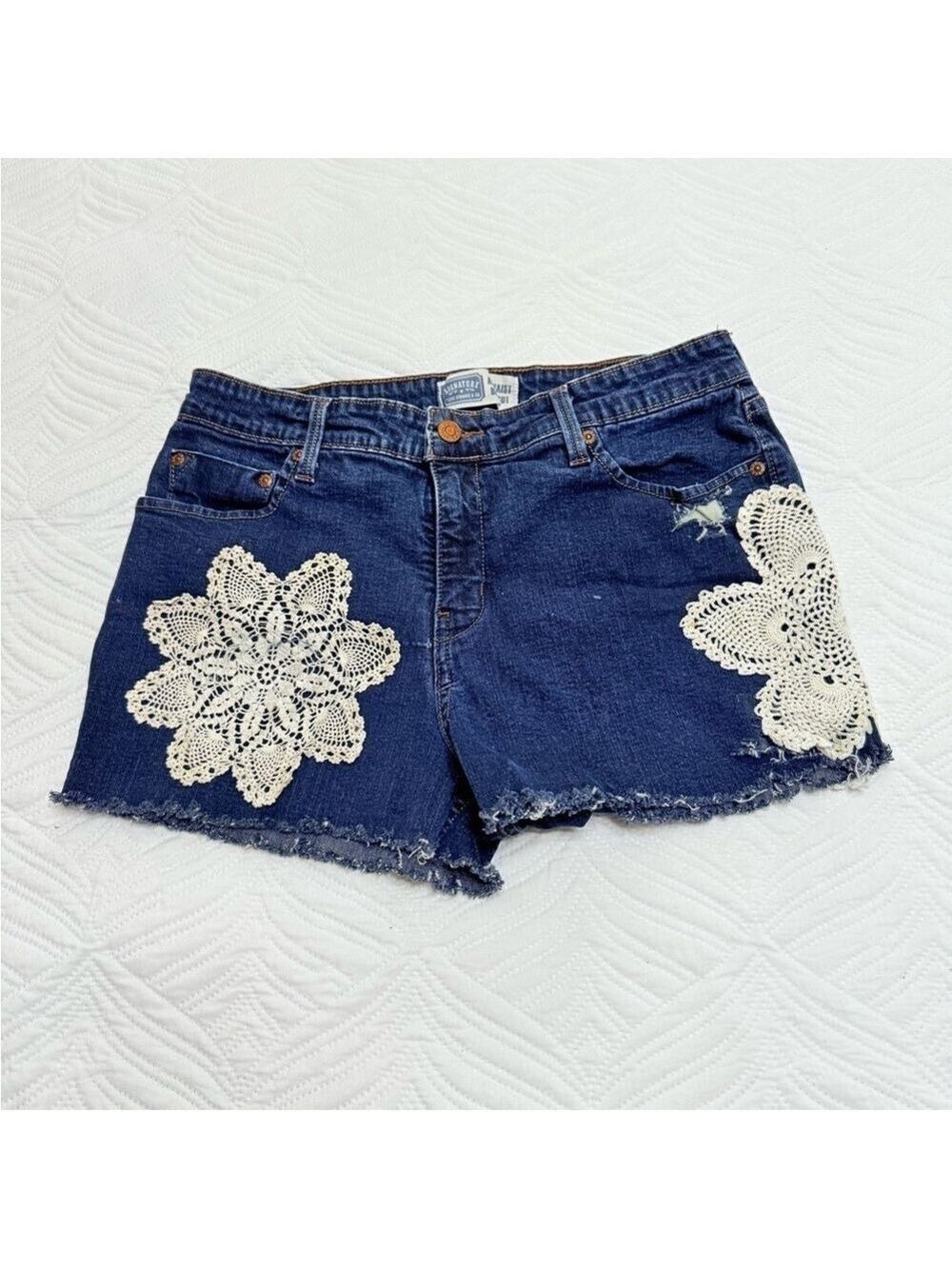 Levi Signature Women’s Blue Distressed Stretch Lace Shorts. Size 8